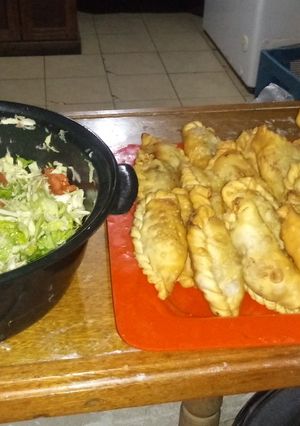 Una foto de Empanada con ensalada