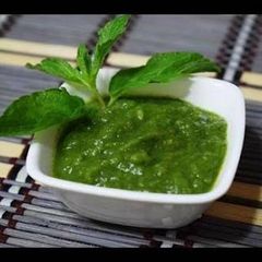 A picture of Pudhina and raw mango chutney.