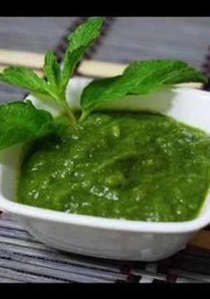 A picture of Pudhina and raw mango chutney.