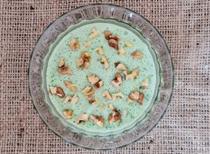 Una foto de Salsa de albahaca y yogur casero cremoso 🌱🍶