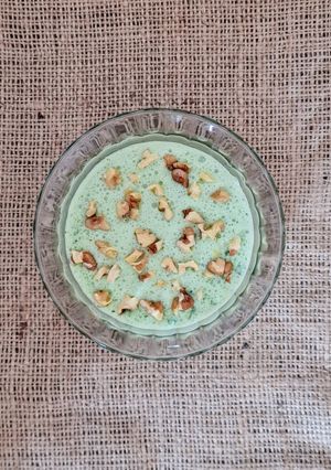 Una foto de Salsa de albahaca y yogur casero cremoso 🌱🍶