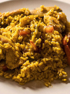 Una foto de Paella de pollo con pimientos
