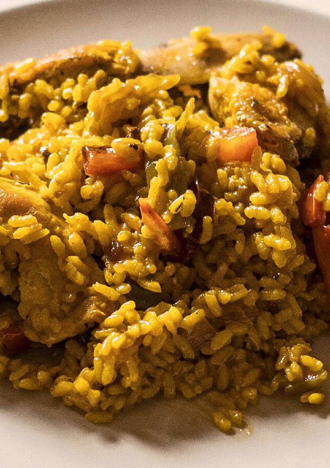 Una foto de Paella de pollo con pimientos
