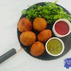 A picture of Aloo bonda.