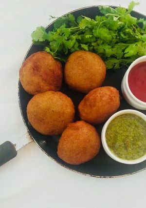 A picture of Aloo bonda.