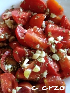 Una foto de Ensalada de tomate y ajo