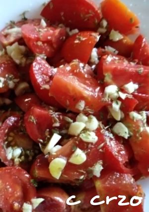 Una foto de Ensalada de tomate y ajo