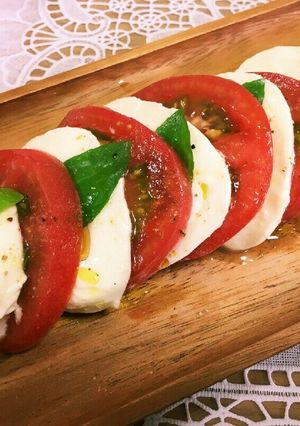 A picture of Caprese Salad with Mozzarella Cheese and Tomato.
