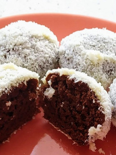 Kakaós kókuszkocka fehércsokis mázzal (tojásmentesen) recept fotója