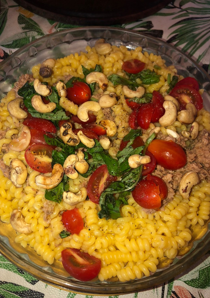 Una foto de Ensalada de fideos multicolor😋