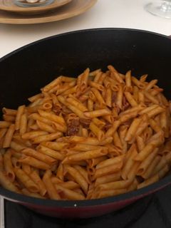 Una foto de Macarrones con chorizo y jamón
