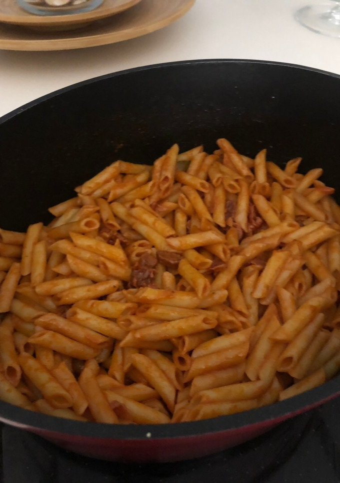 Una foto de Macarrones con chorizo y jamón