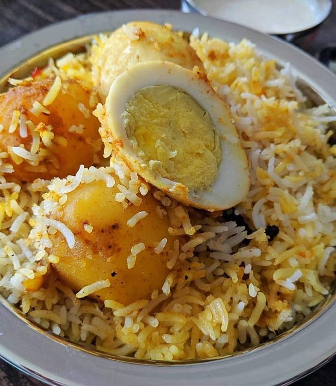 https://img-global.cpcdn.com/recipes/401b577c78d492a8/680x781cq80/kolkata-style-egg-biryani-recipe-main-photo.jpg