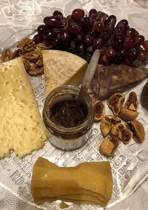 Φωτογραφία της συνταγής Charcuterie board (Πλατώ τυριών και αλλαντικών)