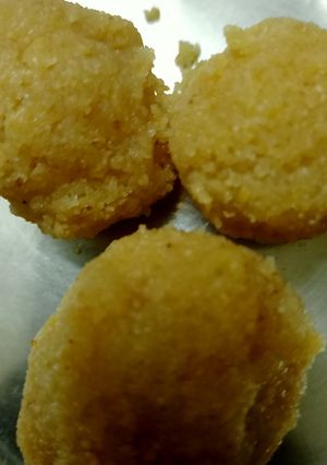 सूजी के लड्डू (suji ke ladoo recipe in Hindi) रेसिपी मुख्य फोटो