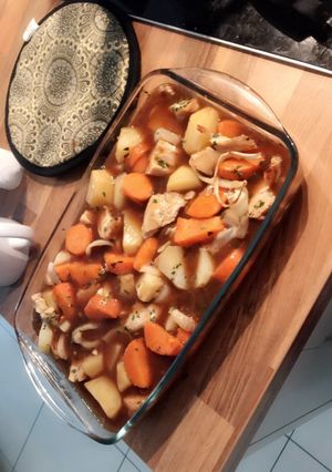A picture of Potato and carrot in gravy.