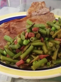 Una foto de Entrecot de ternera con judías verdes guisantes y jamón