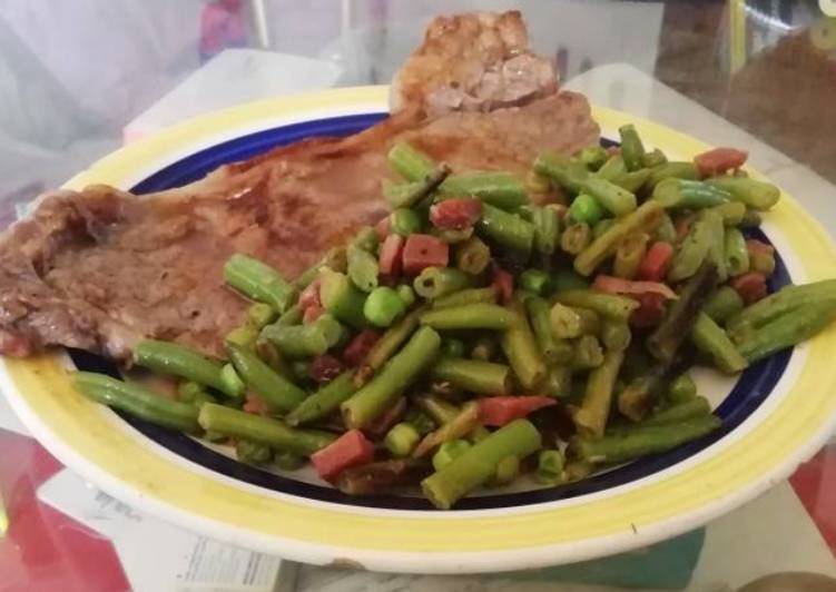 Entrecot de ternera con judías verdes guisantes y jamón