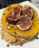 Frisella con hummus, zucca, fichi e pistacchio