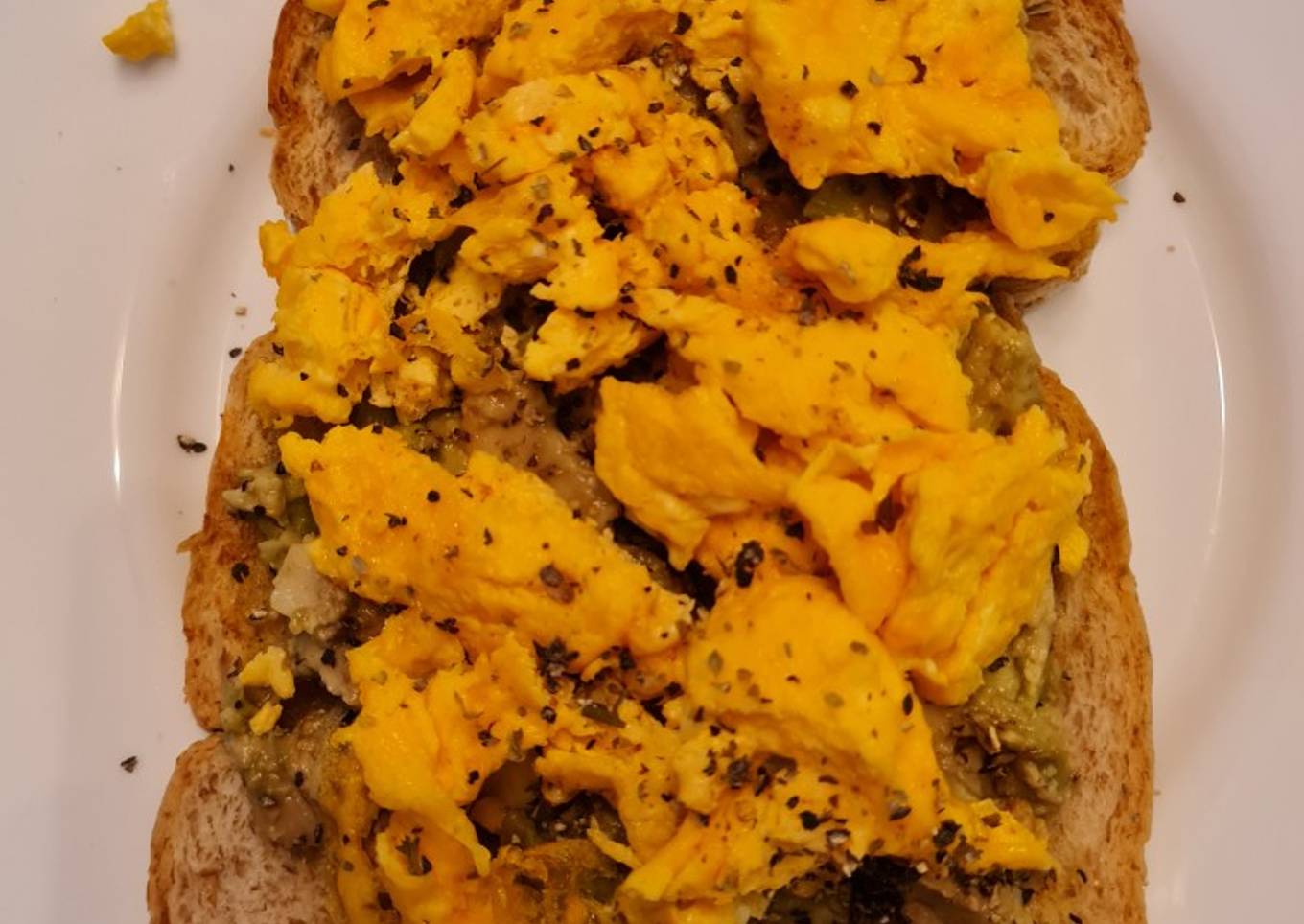 Avocadoes scramble eggs on toast