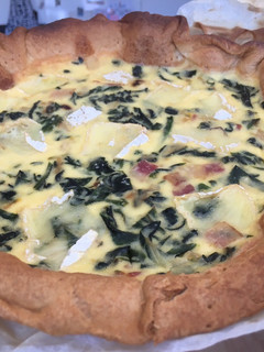 Una foto de Quiche de espinacas, acelgas, bacon y camembert