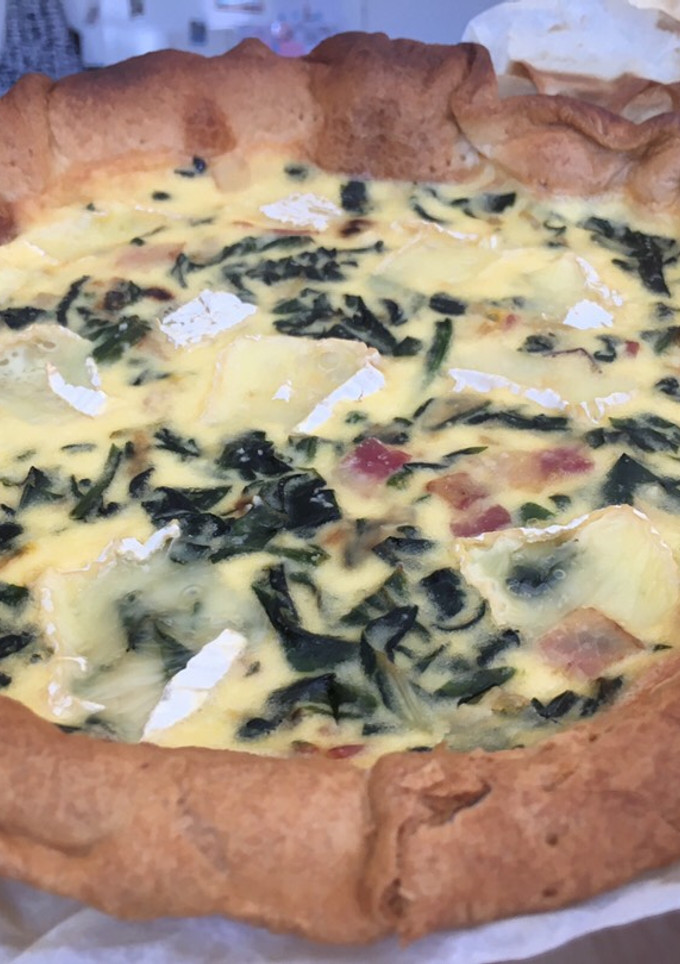 Una foto de Quiche de espinacas, acelgas, bacon y camembert