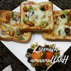 A picture of Tawa Chicken Bread Pizza.