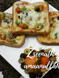 A picture of Tawa Chicken Bread Pizza.