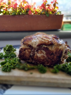 Una foto de Lomo de cerdo relleno de bacon y ciruelas