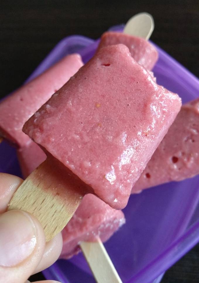 Мороженое из банана и клубники