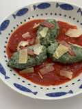 Gnudi con pomodoro e speck