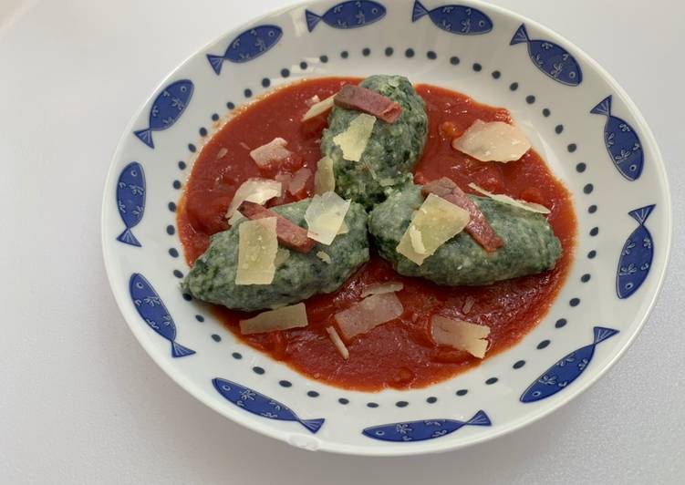 Gnudi con pomodoro e speck