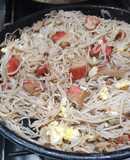 Fideos orientales de arroz. Con kani kama, pollo y jamón