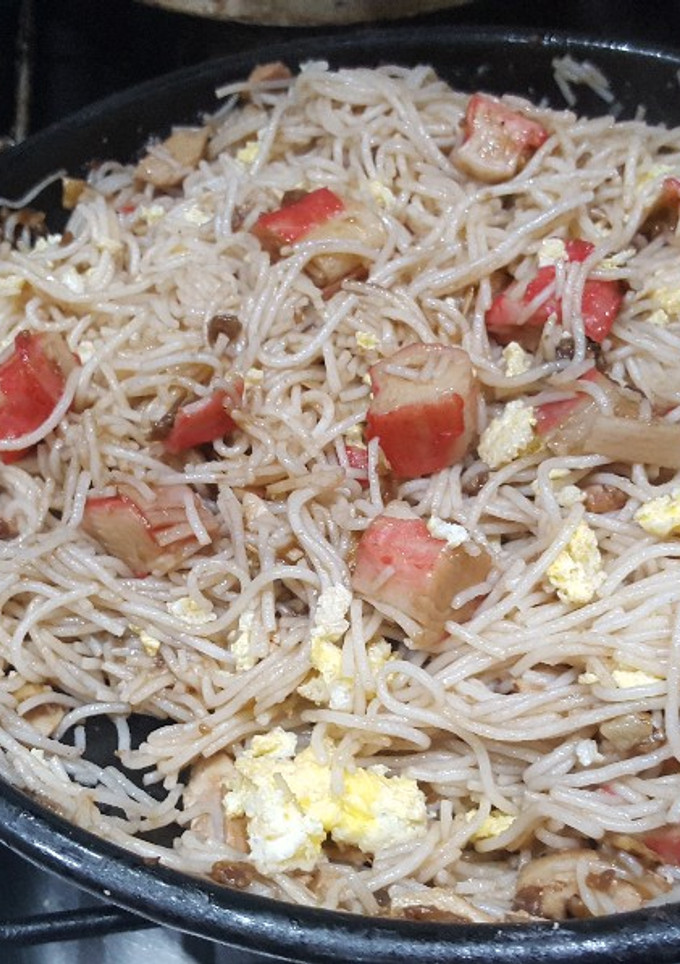 Una foto de Fideos orientales de arroz. Con kani kama, pollo y jamón