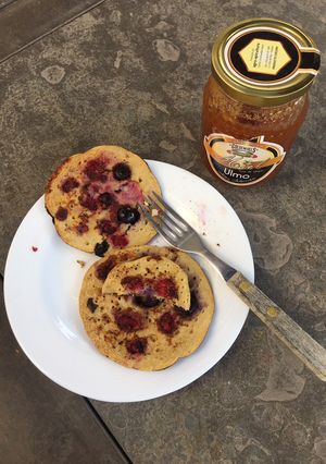 Una foto de Banana-avena-frutos rojos pancakes