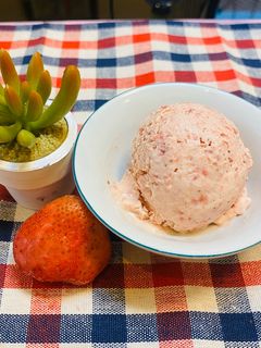 รูปของ ไอศกรีมสตรอเบอร์รี่โฮมเมด🍓