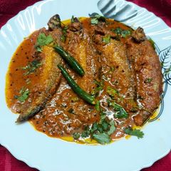 A picture of Pabda Maacher Tel Jhaal or Spicy Cut Fish Curry.