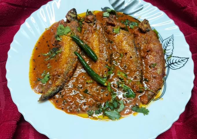 Pabda Maacher Tel Jhaal or Spicy Cut Fish Curry