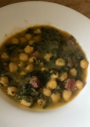 Foto principal de Receta de garbanzos con espinacas y jamón