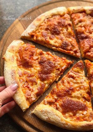Фото Пицца с ветчиной и сыром моцарелла на томатной основе 🍕.