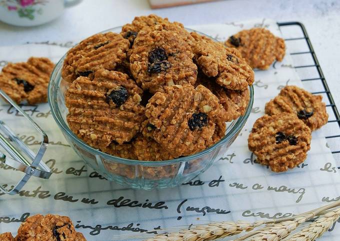 Crunchy Oatmeal Raisin Cookies