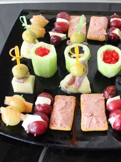 Una foto de Vasitos de pepino y banderillas