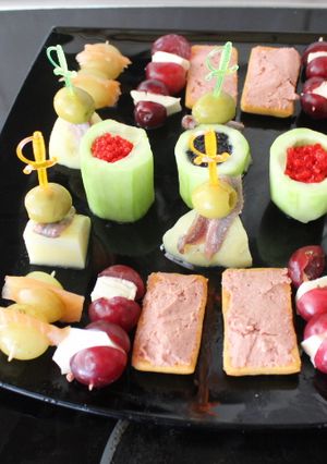 Una foto de Vasitos de pepino y banderillas