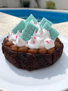 Una foto de Brownie con dulce de leche y merengue