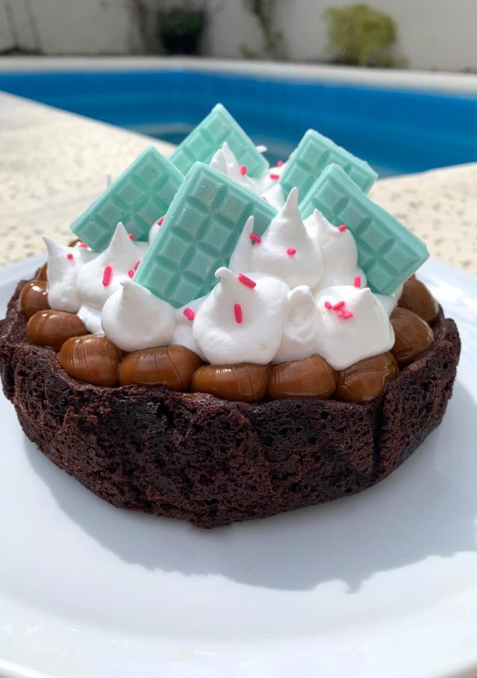 Una foto de Brownie con dulce de leche y merengue