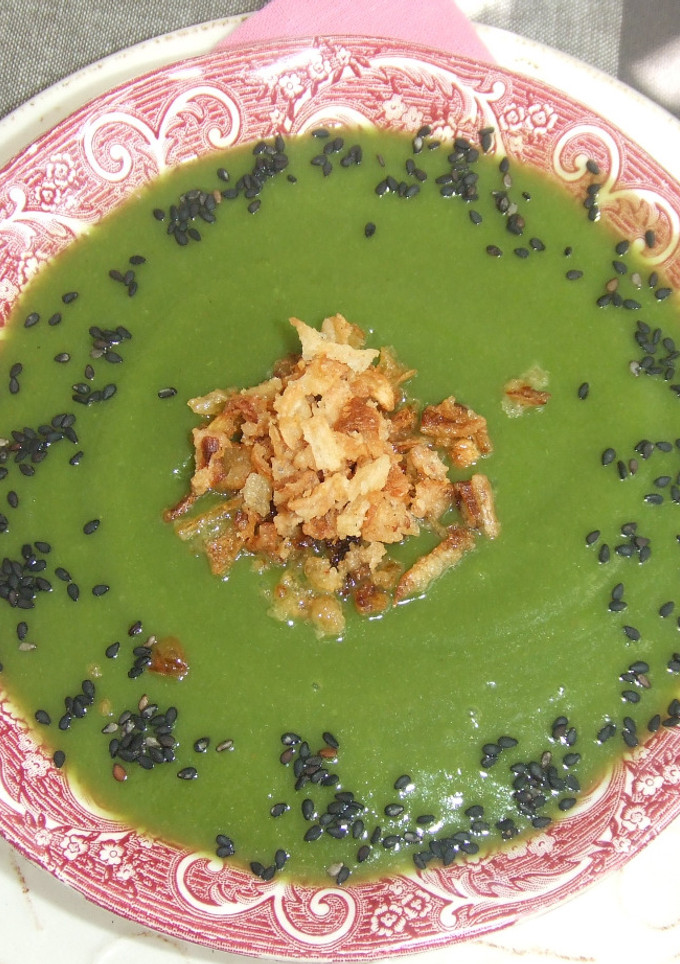 Una foto de Crema de kale y judías verdes