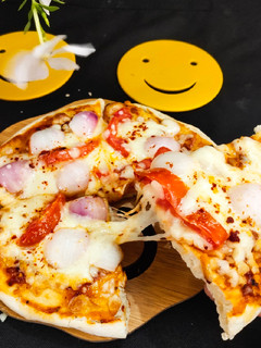 अनियन पिज़्ज़ा इन माइक्रोवेव(Onion pizza in microwave recipe in hindi) रेसिपी मुख्य फोटो
