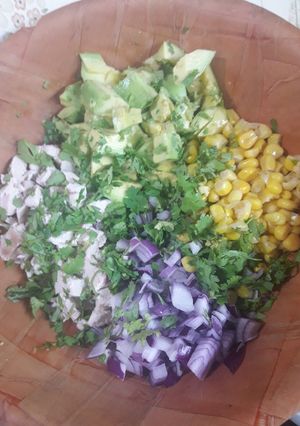 Una foto de Ensalada de pollo, palta y cilantro