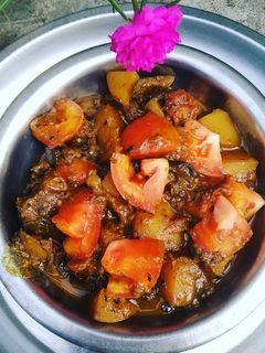 बैंगन आलू टमाटर की सब्जी (baingan aloo tamatar ki sabzi recipe in Hindi) रेसिपी मुख्य फोटो