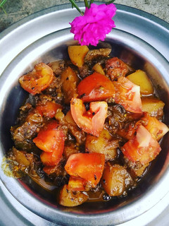 बैंगन आलू टमाटर की सब्जी (baingan aloo tamatar ki sabzi recipe in Hindi) रेसिपी मुख्य फोटो